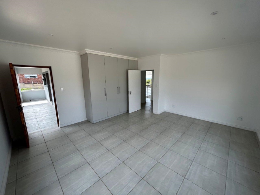5 Bedroom Property for Sale in Wavecrest Eastern Cape